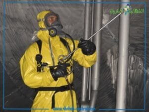 تطهير وتنظيف خزانات المياه بواسطة احد المختصين