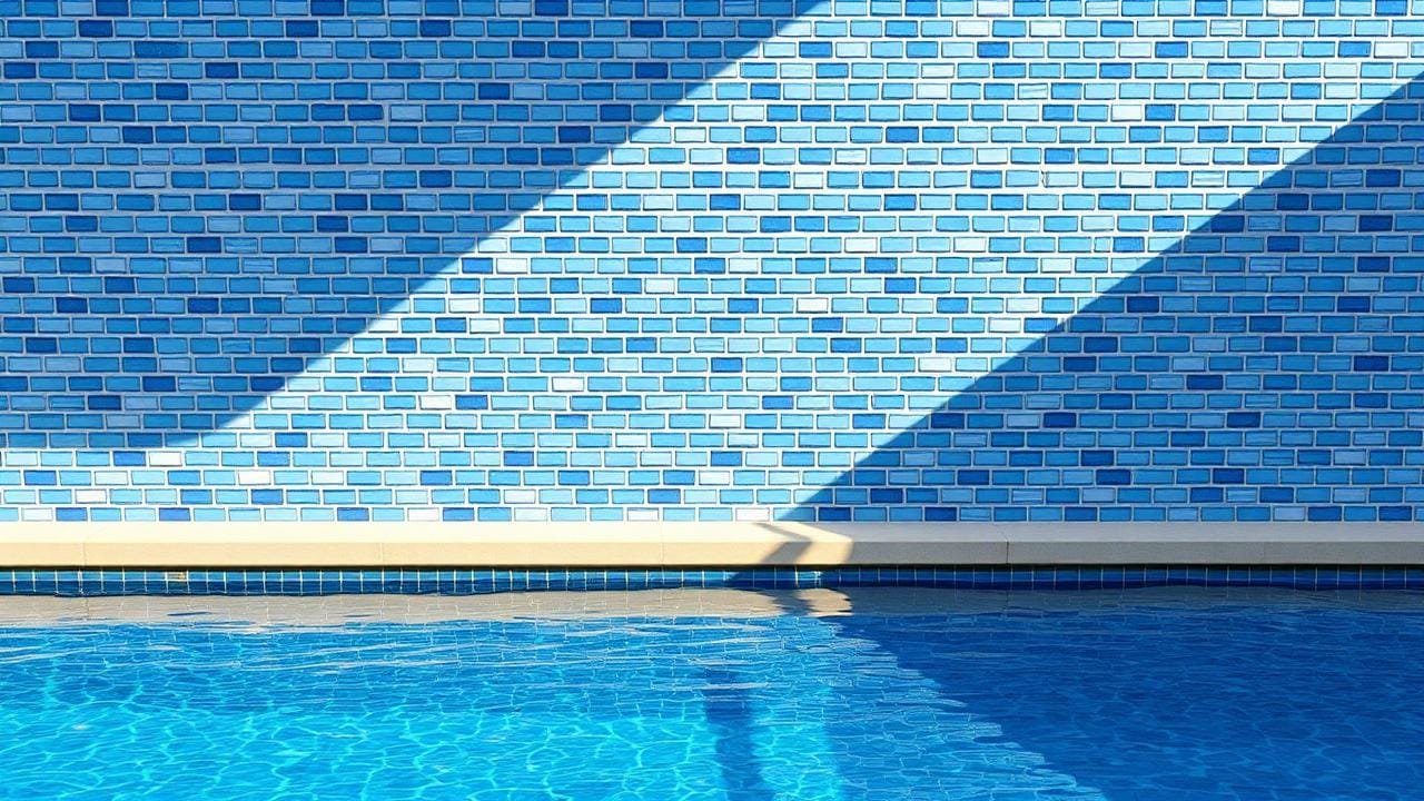 تركيب فسيفساء بعد عزل المسابح بالدمام