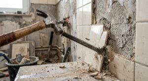 خطوات إزالة السيراميك من الحائط بالمطرقة والإزميل بدون تكسير الجدار